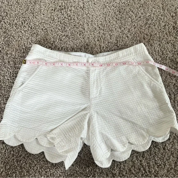 {Lilly Pulitzer} White Scalloped Buttercup Shorts - Picture 3 of 10
